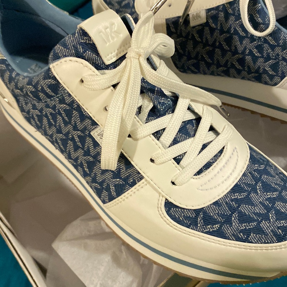 Michael Kors Jean signature with white and silver trim